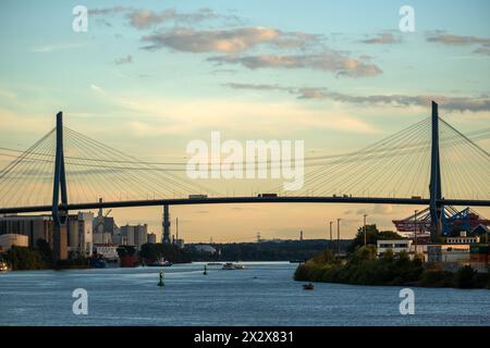 31.08.2022, Amburgo, Amburgo, Germania - il ponte Koehlbrand sul Suederelbe vicino al porto di Amburgo. 00A220831D367CAROEX.JPG [VERSIONE MODELLO: N. Foto Stock