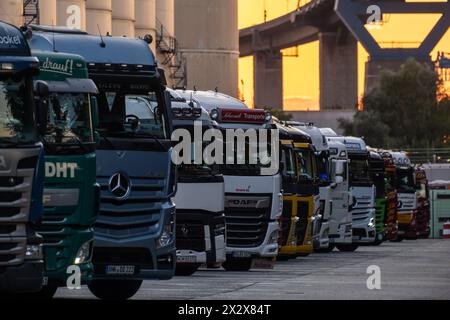 31.08.2022, Amburgo, Amburgo, Germania - parcheggio kW, sullo sfondo del ponte Koehlbrand. 00A220831D466CAROEX.JPG [VERSIONE DEL MODELLO: NON APPLICABL Foto Stock