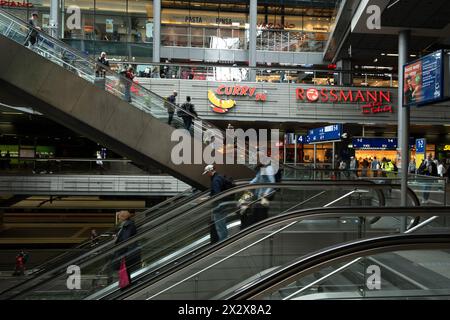 19.05.2023, Berlino, Berlino, Germania - persone su scale mobili nella stazione centrale di Berlino (Berlin Hbf) al livello medio. 00A230519D013CAROEX.JPG [MODELLO Foto Stock