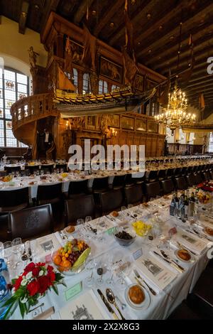 09.02.2024, Brema, Brema, Germania - Tavola per il 480° pasto Schaffer nel Municipio superiore. Ogni anno per quasi 500 anni, 100 capitani, 10 Foto Stock