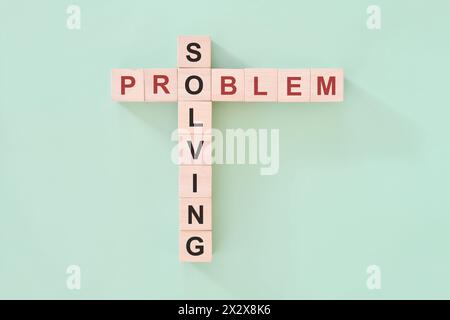 Strategia di risoluzione dei problemi tecnica e concetto di soluzione. Blocchi di legno cruciverba puzzle piatto. Foto Stock