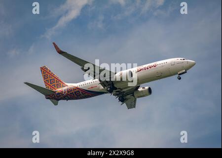 15.07.2023, Singapore, Singapore - Un aeromobile Batik Air Boeing 737-800 passeggeri con numero di registrazione PK-LBW che si avvicina a Changi International Airpo Foto Stock