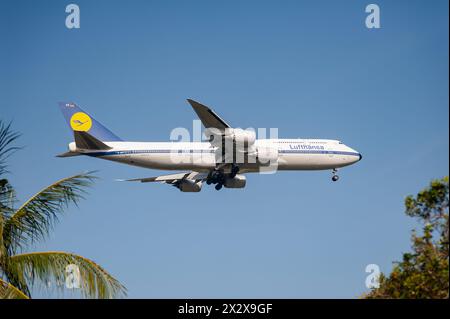26.07.2023, Singapore, Singapore - Un aereo passeggeri Lufthansa Boeing 747-8 jumbo registrato D-ABYT negli anni '1970 in avvicinamento a Changi Foto Stock