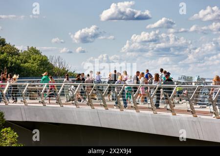 28.07.2023, Kiev, Kiev, Ucraina - Ponte di vetro di Klitschko-Ponte pedonale-biciclette. Il 25 maggio 2019, il ponte di vetro progettato dall'architetto ucraino Foto Stock