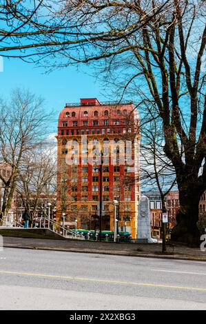 Vancouver, Canada - 5 marzo 2024: Una vista del colorato Dominion Building da Pender Street con Victory Square in primo piano Foto Stock