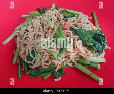 ' Mie goreng', spaghetti fritti indonesiani. Cibo di strada indonesiano. Foto Stock