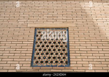 vista ravvicinata dell'antica finestra araba con decorazioni in ceramica Foto Stock