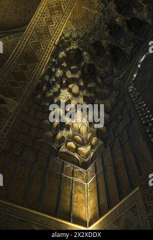 Parte dell'arredamento del soffitto e delle pareti all'interno del Mausoleo di Amir Temur in Uzbekistan Foto Stock