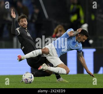 (240424) -- ROMA, 24 aprile 2024 (Xinhua) -- Danilo Cataldi (R) della Lazio sfida con Manuel Locatelli della Juventus durante la semifinale di Coppa Italia partita di calcio di 2a tappa tra Lazio e FC Juventus a Roma, Italia, aprile. 23, 2024. (Foto di Alberto Lingria/Xinhua) Foto Stock