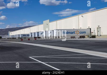 Sparks, Stati Uniti. 19 aprile 2024. I loghi Walmart sono visibili sui trailer al di fuori di un centro di adempimento Walmart. Il centro di evasione Walmart aiuta i venditori a memorizzare, gestire e spedire i loro prodotti. I centri di evasione Walmart sono simili a quelli di Amazon Fulfillment by Amazon per rimanere competitivi. Credito: SOPA Images Limited/Alamy Live News Foto Stock