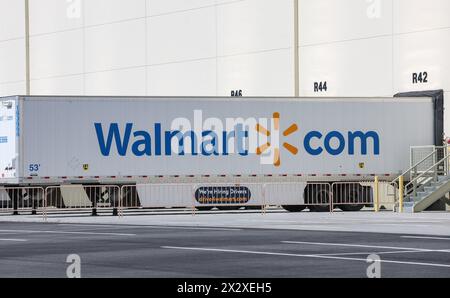 Sparks, Stati Uniti. 19 aprile 2024. Il logo Walmart è visibile sul lato del trailer all'esterno di un centro di adempimento Walmart. Il centro di evasione Walmart aiuta i venditori a memorizzare, gestire e spedire i loro prodotti. I centri di evasione Walmart sono simili a quelli di Amazon Fulfillment by Amazon per rimanere competitivi. Credito: SOPA Images Limited/Alamy Live News Foto Stock