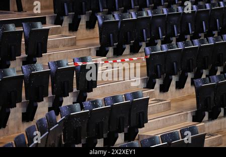 Parigi, Francia. 18 aprile 2024. Foto scattata il 18 aprile 2024 mostra i posti a sedere all'interno dell'Adidas Arena a porte de la Chapelle a Parigi, Francia. Crediti: Gao Jing/Xinhua/Alamy Live News Foto Stock