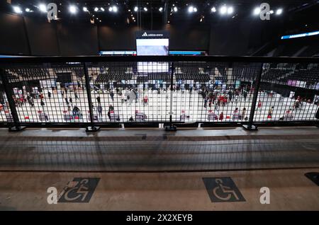 Parigi, Francia. 18 aprile 2024. La foto scattata il 18 aprile 2024 mostra una vista dall'interno dell'Adidas Arena a porte de la Chapelle a Parigi, Francia. Crediti: Gao Jing/Xinhua/Alamy Live News Foto Stock