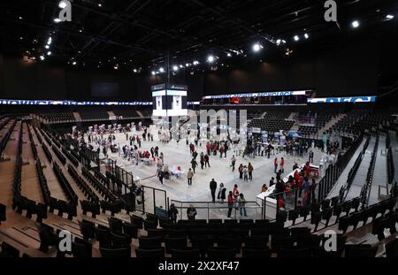 Parigi, Francia. 18 aprile 2024. La foto scattata il 18 aprile 2024 mostra una vista dall'interno dell'Adidas Arena a porte de la Chapelle a Parigi, Francia. Crediti: Gao Jing/Xinhua/Alamy Live News Foto Stock