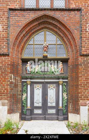 Porta sud della St La chiesa di Jakobi a Stralsund, in Germania, con una storica porta d'ingresso barocca Foto Stock