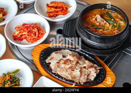 Carne alla griglia coreana e zuppa di pasta di soia con contorni. Vista ad angolo alto. Foto Stock