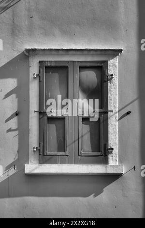Immagine in bianco e nero di una finestra di una vecchia casa nel centro storico di Malcesine sul Lago di Garda in Italia Foto Stock