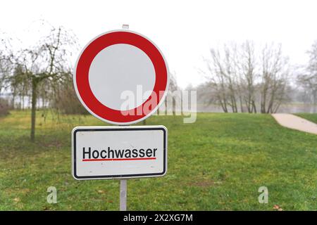 Firma con l'iscrizione tedesca Hochwasser durante un'alluvione a Magdeburgo in Germania nel gennaio 2024. Traduzione: Acqua alta Foto Stock