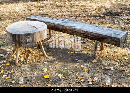 Vecchio tavolo e panca in legno Foto Stock