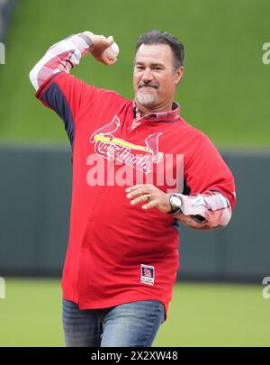 St Louis, Stati Uniti. 23 aprile 2024. Ex St Il lanciatore dei Louis Cardinals Jeff Suppan lancia un primo lancio cerimoniale prima di una partita tra Arizona Diamondbacks e St Louis Cardinals al Busch Stadium di St Louis martedì 23 aprile 2024. Foto di Bill Greenblatt/UPI credito: UPI/Alamy Live News Foto Stock