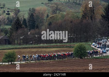 Liegi, Belgio. 21 aprile 2024. Foto di Zac Williams/SWpix.com - 21/04/2024 - Ciclismo - 2024 Liegi-Bastogne-Liegi - il peloton. Crediti: SWpix/Alamy Live News Foto Stock