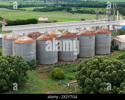 Immagine aerea di un grande silo a grana metallica Foto Stock