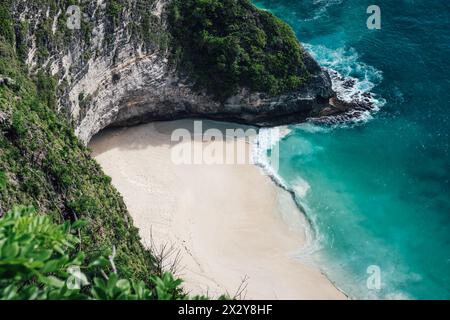 Le ripide scogliere che si affacciano sulla spiaggia di Kelingking a Nusa Penida Foto Stock