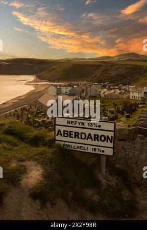 Cartello stradale del villaggio di Aberdaron alla luce del sole serale. Aberdaron si trova sulla costa della penisola di Llyn nel Gwynedd. Foto Stock