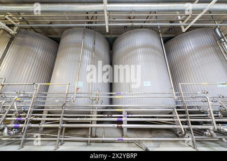 MOSCA - OCT 16: Grandi vasche luccicanti e tubing nel birrificio Ochakovo il 16 ottobre 2012 a Mosca, Russia. Ochakovo è la più grande azienda di birra russa Foto Stock