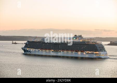 Cork Harbour, Cork, Irlanda. 24 aprile 2024. La nave da crociera Regal Princess scalda il porto prima dell'alba mentre si dirige per una visita di un giorno a Cobh, Co. Cork. - Foto: David Creedon / Alamy Live News Foto Stock