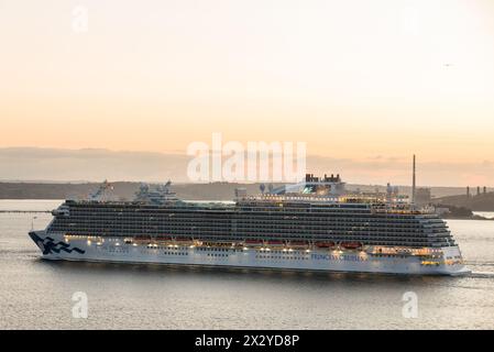 Cork Harbour, Cork, Irlanda. 24 aprile 2024. La nave da crociera Regal Princess scalda il porto prima dell'alba mentre si dirige per una visita di un giorno a Cobh, Co. Cork. - Foto: David Creedon / Alamy Live News Foto Stock