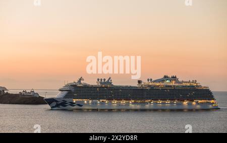 Cork Harbour, Cork, Irlanda. 24 aprile 2024. La nave da crociera Regal Princess arriva a Roches Point prima dell'alba mentre si dirige per una visita di un giorno a Cobh, Co. Cork. - Foto: David Creedon / Alamy Live News Foto Stock