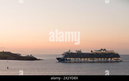 Cork Harbour, Cork, Irlanda. 24 aprile 2024. La nave da crociera Regal Princess arriva a Roches Point prima dell'alba mentre si dirige per una visita di un giorno a Cobh, Co. Cork. - Foto: David Creedon / Alamy Live News Foto Stock