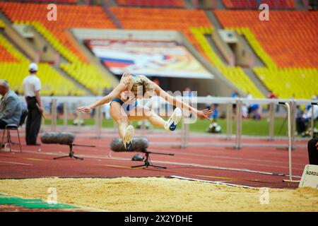 MOSCA - 11 giugno: Atleta femminile in salto lungo al Grand Sports Arena di Luzhniki OC durante le competizioni internazionali di atletica IAAF World Challen Foto Stock