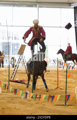 MOSCA - 6 settembre: Un uomo cavalca un cavallo in mostra del Centro per equitazione Trick Riding Federazione Equestre della regione di Mosca in mostra equestre ed esibizione Foto Stock