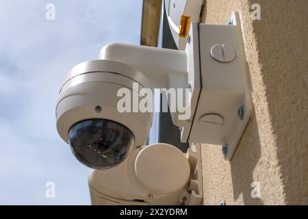 Telecamera di sicurezza CCTV round 360 per proteggere l'edificio telecamera di sicurezza in città Street Foto Stock