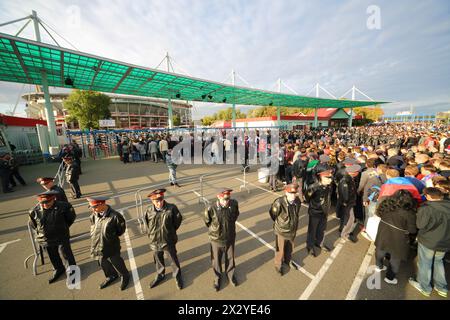 MOSCA - 7 settembre: Una folla di tifosi davanti allo stadio Lokomotiv di Cherkizovo prima della partita contro l'Irlanda del Nord del 7 settembre, Foto Stock