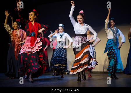 MOSCA - DEC 22: Le otto donne ballano durante uno spettacolo di House Flamenco Flamenqueria il 22 dicembre 2012 a Mosca, Russia. Apertura dell'Hou Foto Stock