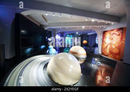 MOSCA - 15 GIUGNO: Modelli di sistema solare in planetario, il 15 giugno 2012 a Mosca, Russia. Il planetario di Mosca è stato aperto nel 1929. Foto Stock