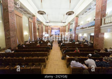 MOSCA - 17 MAGGIO 2012: Sala mezza vuota del primo Congresso federale sull'e-democrazia nella Biblioteca di Stato russa il 17 maggio 2017 a Mosca, Russia. Foto Stock