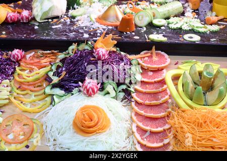 Frutta e verdura fresche e colorate, con un taglio perfetto: Arance, mele, carote, cavolo, peperoni. Foto Stock