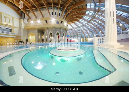 MOSCA - 24 GIUGNO: Piscina e cupola nel parco acquatico Caribia, il 24 giugno 2012 a Mosca, Russia. Il parco acquatico Caribia di Perovo è stato aperto nel 2012. Caribia - it Foto Stock