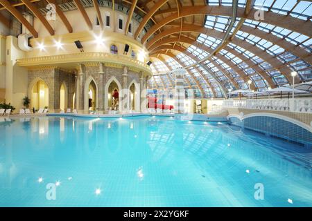 MOSCA - 24 GIUGNO: Piscina con acqua blu nel parco acquatico Caribia, il 24 giugno 2012 a Mosca, Russia. Il parco acquatico Caribia di Perovo è stato aperto nel 2012. Foto Stock