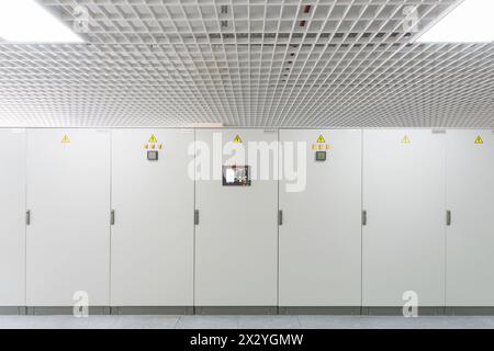 Fila di rack con apparecchiature per telecomunicazioni. Foto Stock