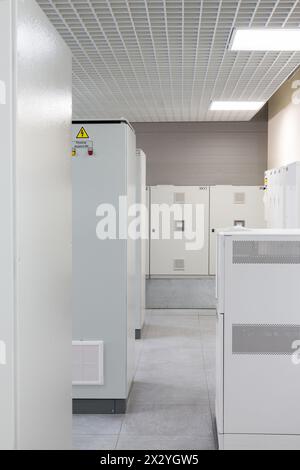 Camera luminosa con file di rack con apparecchiature per telecomunicazioni. Foto Stock