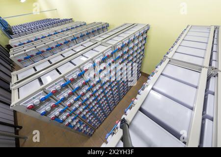 File di batterie nel sistema di alimentazione di riserva industriale. Foto Stock