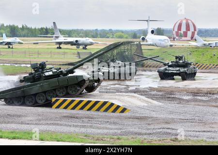 ZHUKOVSKY - GIUGNO 25: Carri armati da ballo T-90 alle dimostrazioni di tecnica al secondo Forum Internazionale Engineering Technologies 2012, il 25 giugno 2012 i Foto Stock