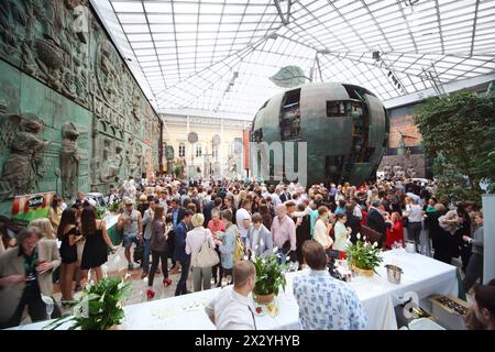 MOSCA - GIUGNO 28: Furshet alla sera del Fondo di beneficenza silhouette russa, il 28 giugno 2012 a Mosca, Russia. Questo evento si è svolto nel 34 all'interno di Mosca Foto Stock