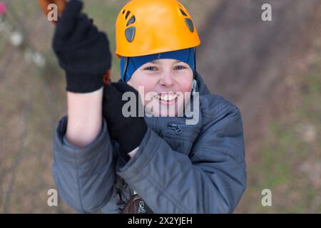 Un piccolo scalatore sorridente supera l'ostacolo Foto Stock