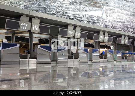 Elementi interni cromati e pavimento con riflessi nel terminal dell'aeroporto Foto Stock